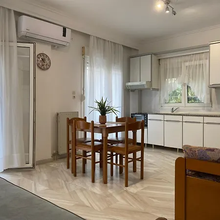 Alexandra Apartment *
